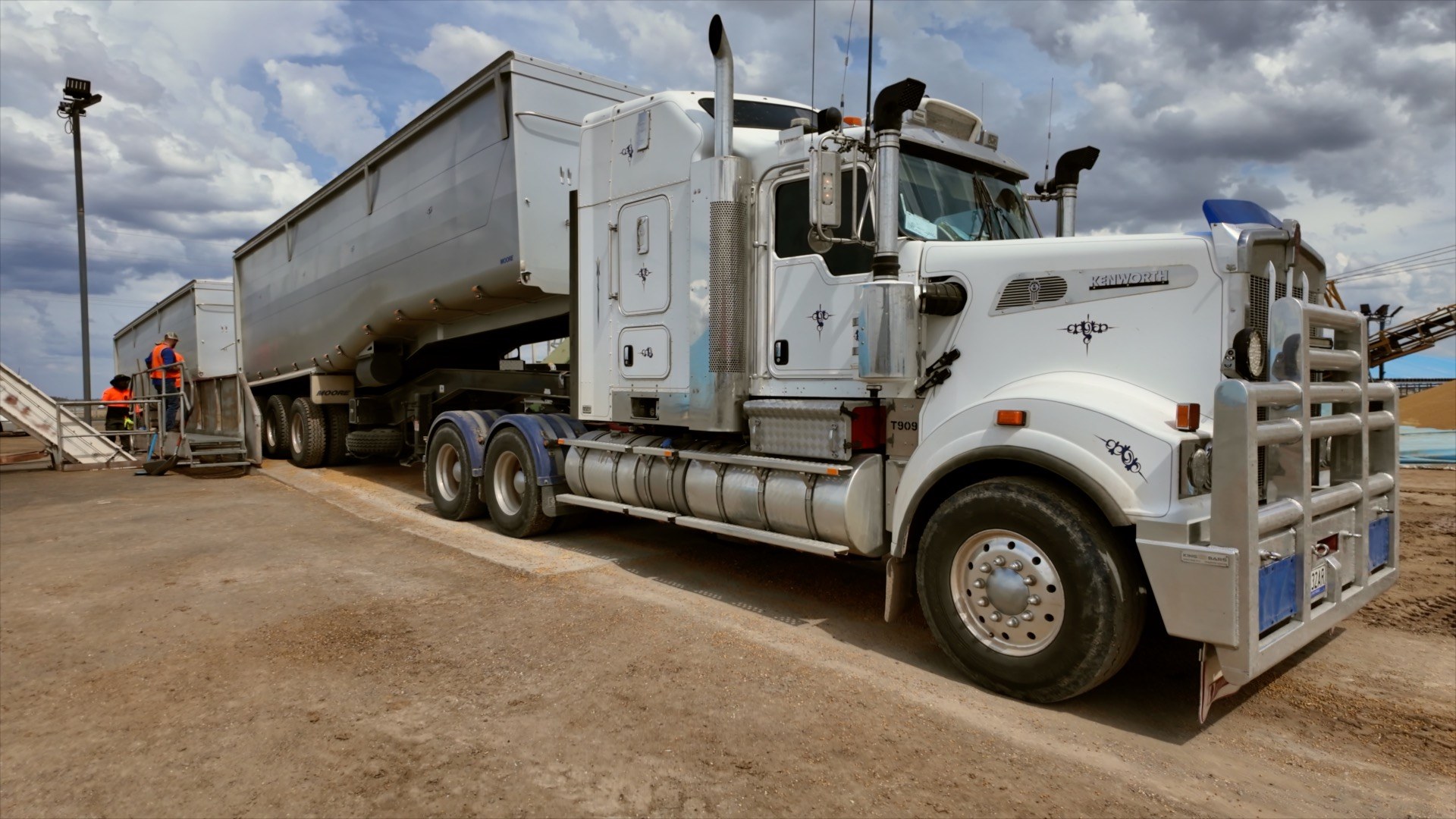 Kenworth prime mover and commodity trailer at the bank